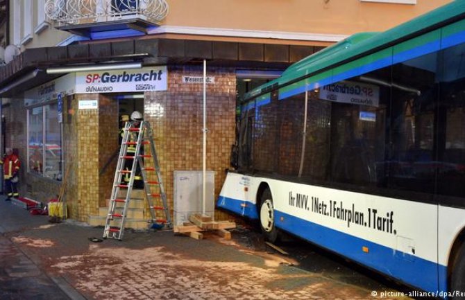 Školski autobus udario u kuću, 48 povrijeđenih 