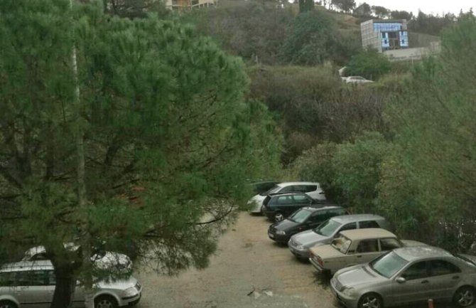 Herceg Novi: Kradu tablice sa parkiranih vozila