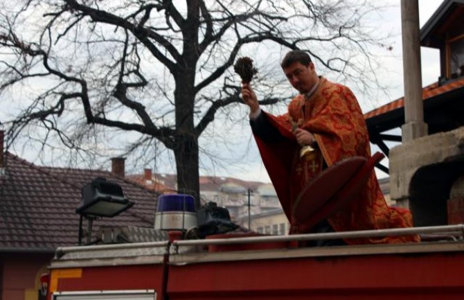 Osveštali vatrogasnu cisternu, i iz nje nosili bogojavljensku vodicu kući