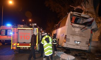 Autobus udario u drvo, 11 osoba stradalo, 44 povrijeđene