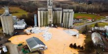 Srušio se silos, 10 hiljada tona kukuruza zatrpalo put (VIDEO)