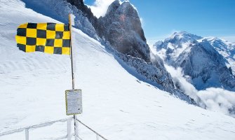 Italija: Nakon lavine desetine ljudi evakuisano helikopterima