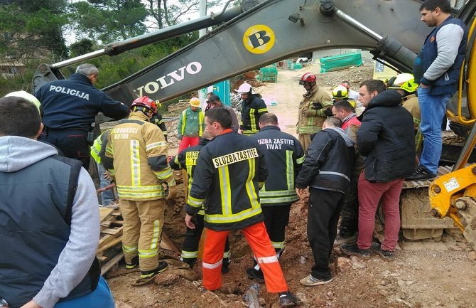 Spašeni čovjek iz uništenog vozila i zatrpani radnik iz Bijelog Polja (FOTO)