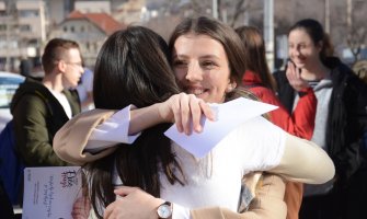 Dan zagrljaja u Mostaru: Srednjoškolci velikim zagrljajem za srećniju budućnost