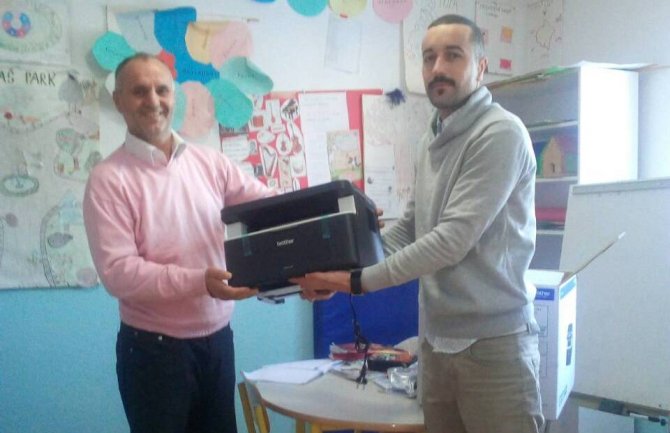 Liberali donirali OŠ u Bijelom Polju: Mladi sjevera zaslužuju jednake šanse