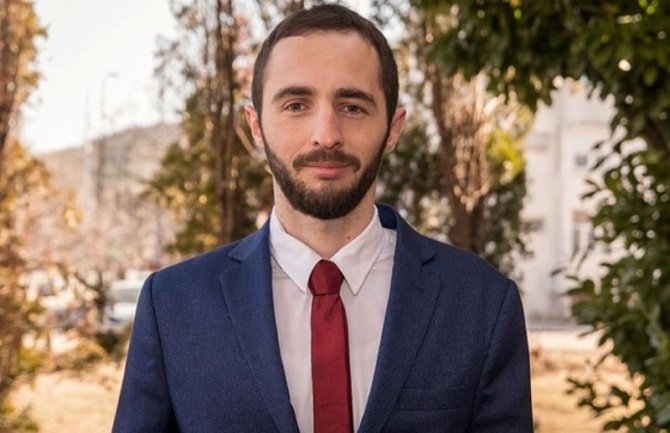 URA Nikšić: Mladi u DPS-u očarani zbog 40% nezaposlenih i 50% onih koji žele da odu iz zemlje