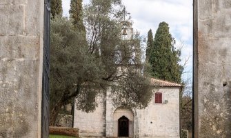 Pronađen nepomičan čovjek kod crkve Svetog Đorđa, ljekari ga vratili u život