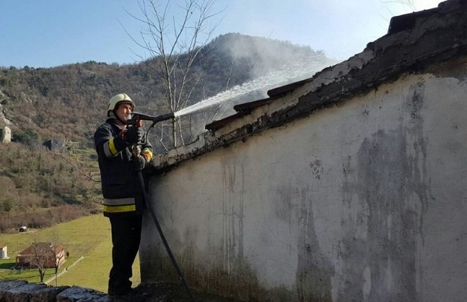 Sedmočlana porodica iz Crmnice ostala bez krova nad glavom