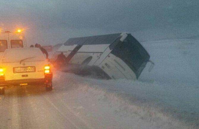Nevrijeme na sjeveru Crne Gore: Autobus izletio s puta Žabljak-Šavnik