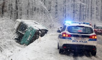 Autobus s djecom sletio sa puta