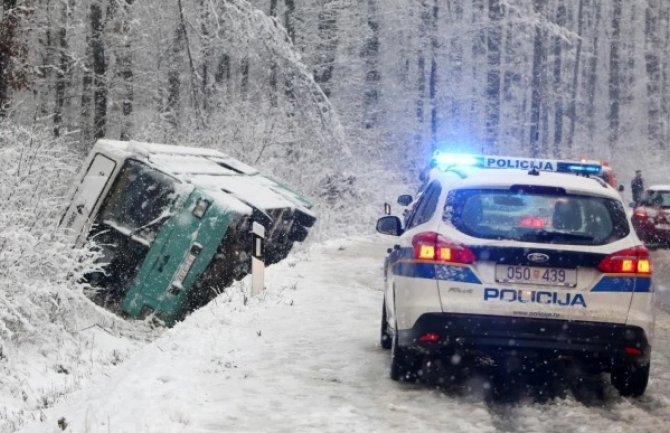 Autobus s djecom sletio sa puta