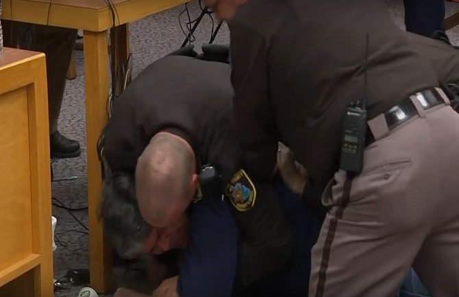 Otac tri zlostavljane djevojčice u sudnici nasrnuo na osuđenog ljekara (VIDEO)