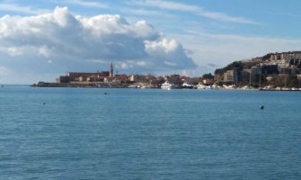 Sunčano, poslijepodne kratkotrajne padavine