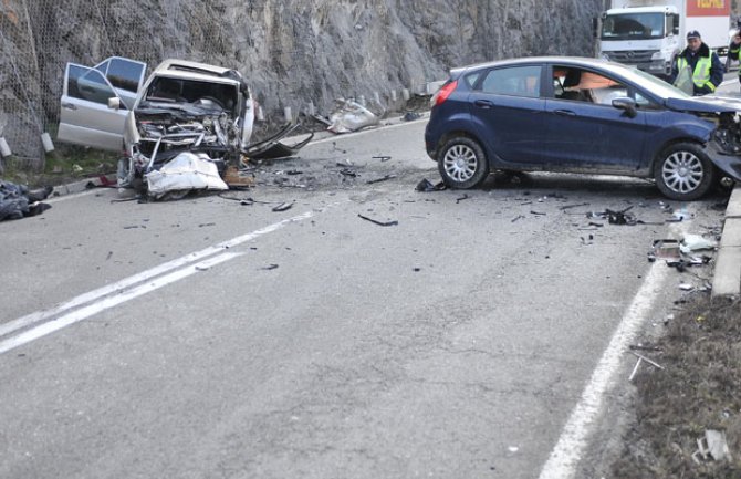 Težak udes na Ibarskoj magistrali: Poginula jedna osoba, troje povrijeđeno 