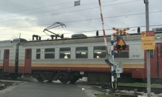 Rampa u Spužu podignuta dok voz prolazi