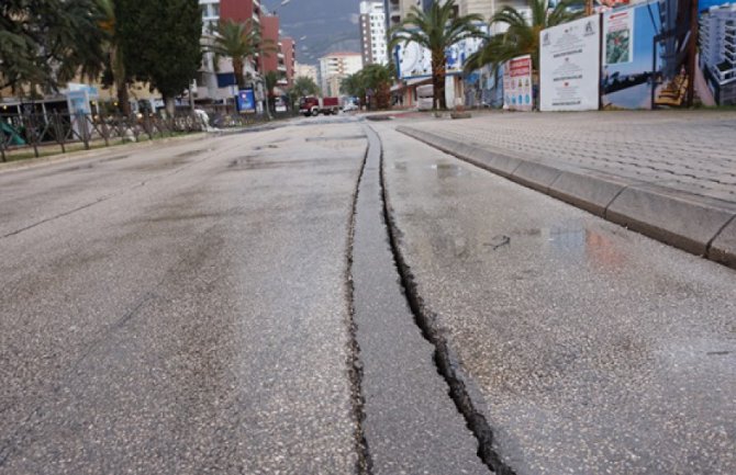 Krapović: Saobraćaj do daljnjeg obustavljen, stručnjaci će utvrditii uzroke oštećenja