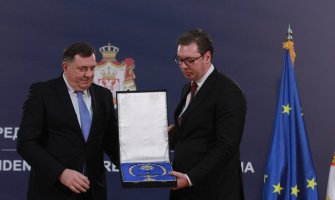 Dodik odlikovao Vučića za zasluge za doprinos opstanku i afirmaciji RS