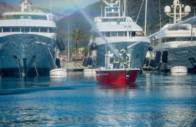 Tivat dobio prvi vatrogasni brod,  dejstvuje do udaljenosti od 80 metara