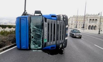 Trst: Jak vjetar obarao stabla, prevrtao kamione (FOTO)