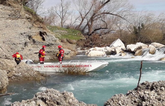 Potraga za vozačem koji je sletio na obalu Morače i dalje bez rezultata