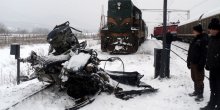 Teška saobraćajna nesreća u Srbiji: Voz gurao automobil 200 metara, dvije osobe poginule(VIDEO)