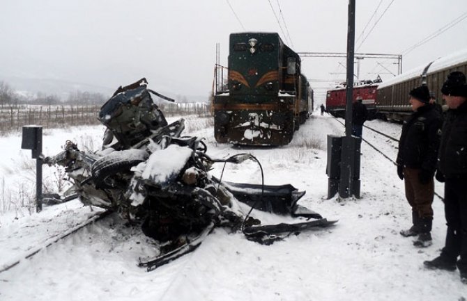 Teška saobraćajna nesreća u Srbiji: Voz gurao automobil 200 metara, dvije osobe poginule(VIDEO)