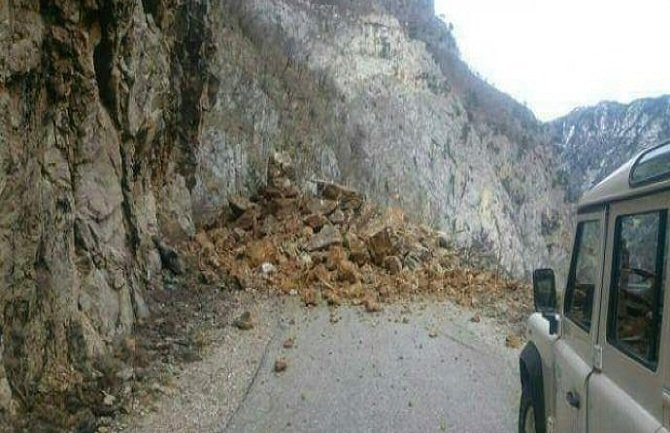 Odron na putu ka HE Piva, obustavljen saobraćaj