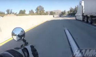 Motorom podletio pod šleper, nevjerovatnom srećom prošao sa dvije ogrebotine