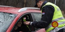 Srbijanke oduševljene gestom: Policajci poklanjali cvijeće ženama vozačima (FOTO)