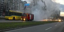 Beograd: Zapalio se autobus, bulevar u oblaku dima (VIDEO)