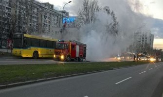 Beograd: Zapalio se autobus, bulevar u oblaku dima (VIDEO)