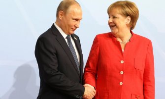 Putin: Angela mi s vremena na vrijeme pošalje par flaša njemačkog piva