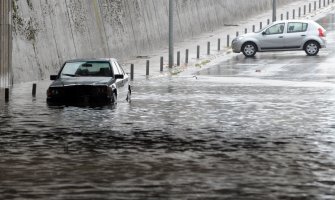 URA: Obilnija kiša na ulicama Podgorice pravi olimpijski bazen
