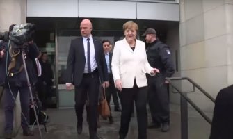 Uhapšen muškarac koji je pokušao da priđe Angeli Merkel (VIDEO)