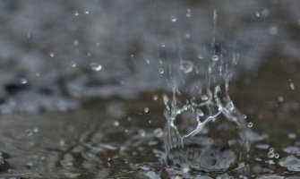 Na snazi crveni meteoalarm za jug, pljuskovi, grmljavina...