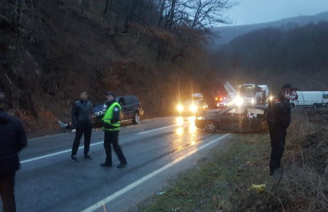 Nesreća na putu Mojkovac- Bijelo Polje: Jedna djevojka i dalje životno ugrožena, druga stabilno, prebačena u bolnicu u Čačku