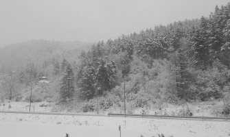 Zabijelio sjever, krajem dana snijeg i južnije