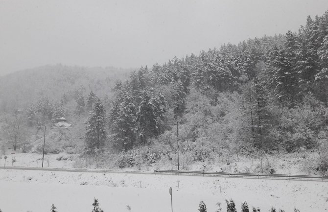 Zabijelio sjever, krajem dana snijeg i južnije