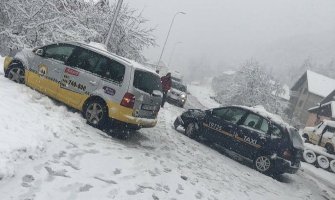 Snijeg na sjeveru otežava saobraćaj, nezgoda u Bijelom Polju