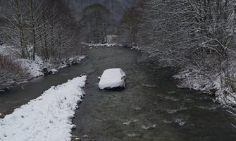 Zavijani automobil nosila rijeka