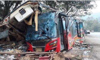 Otkazale kočnice:  Autobus izletio s ceste na Tajlandu, 18 ljudi poginulo