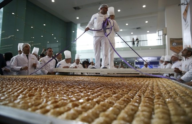 Najveća baklava na svijetu napravljena u Ankari (FOTO)