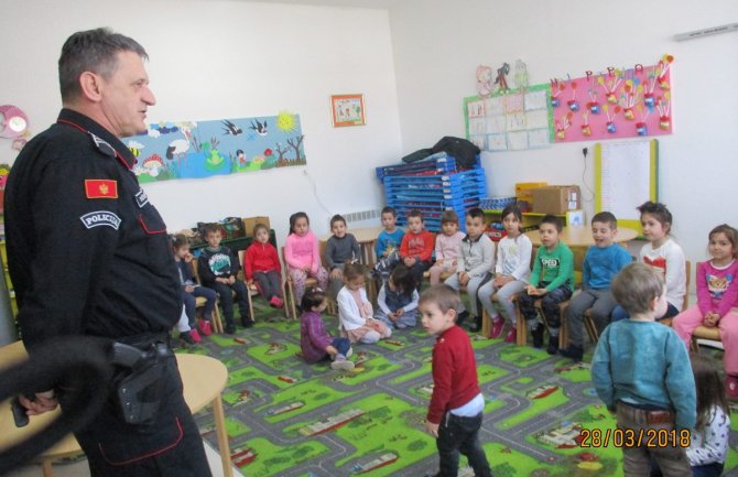 Održana edukativna radionica za mališane u vrtiću: Šta djeca znaju o saobraćaju(FOTO)