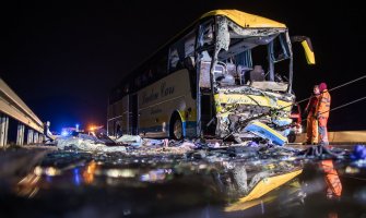 Njemačka: Autobus udario u kamion, vozač poginuo, 18 povrijeđenih