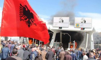 Protest i sukobi na granici između Kosova i Albanije, 12 povrijeđenih policajaca, zapaljena naplatna rampa