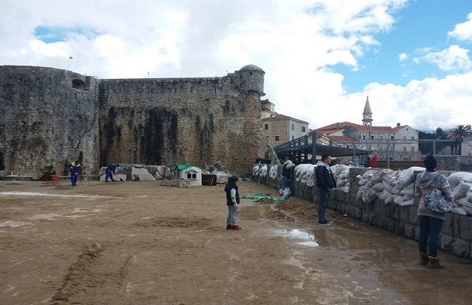 Najviše oštećeni obalni zidovi, utvrde i strukture pješčanih plaža
