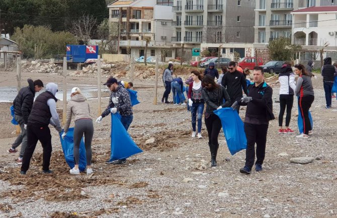 Za ljepši i ugodniji život: Omladina SD Bar čistila plažu u Čanju