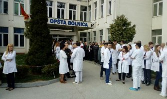 Zaposleni u bolnici protestovali protiv govora mržnje i pružili podršku kolegama