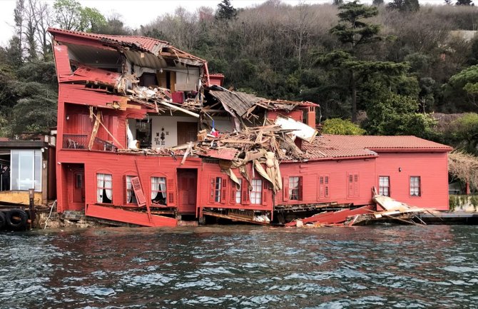 Tanker udario u vilu na obali ispod mosta na Bosforu(FOTO)