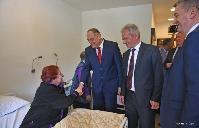 Simović otvorio Dom za stare u Pljevljima: Samo društvo koje brine o starima ima perspektivu